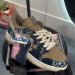 SB DUNK LOW TRAVIS SCOTT BANDANA